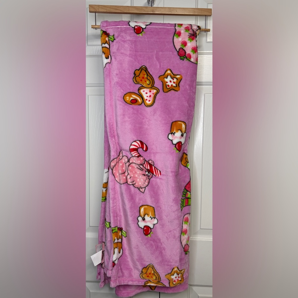 Strawberry Shortcake Plush Throw Blanket - Pink - Picture 2 of 4